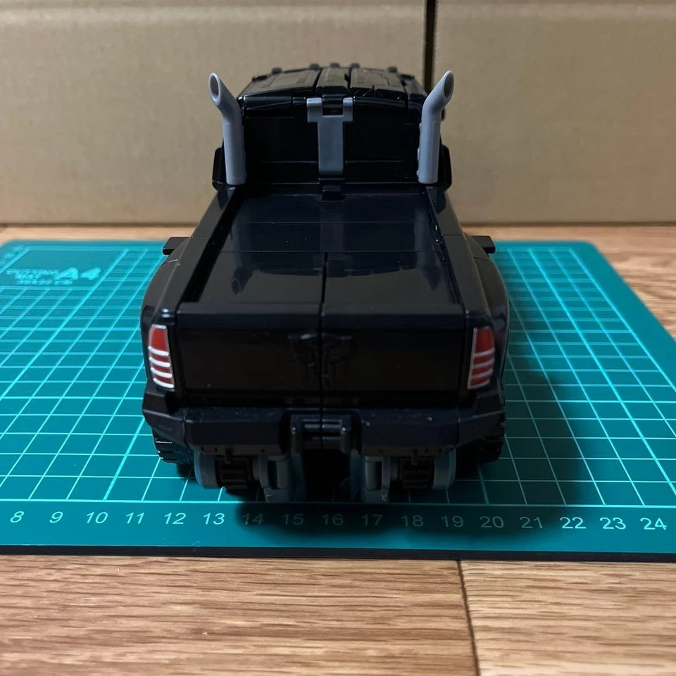 Transformers Dark Side Moon DA16 Ultimate Ironhide Action Figure Japan - Image 4 of 4