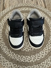 Zapatillas deportivas Cat & Jack para niños pequeños talla 8 negras blancas zapatos de gancho