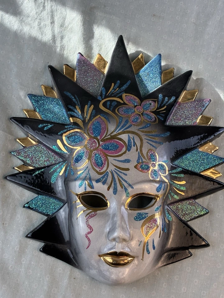 Máscara de mascarada de cerámica pintada a mano veneciana decoración de pared, hecha en Italia, numerada Foto 2 de 4