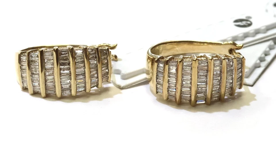 Brincos huggie de ouro amarelo 10k 1,16 ct I1 I2 H argola baguete 7,1 g estado - Imagem 2 de 4