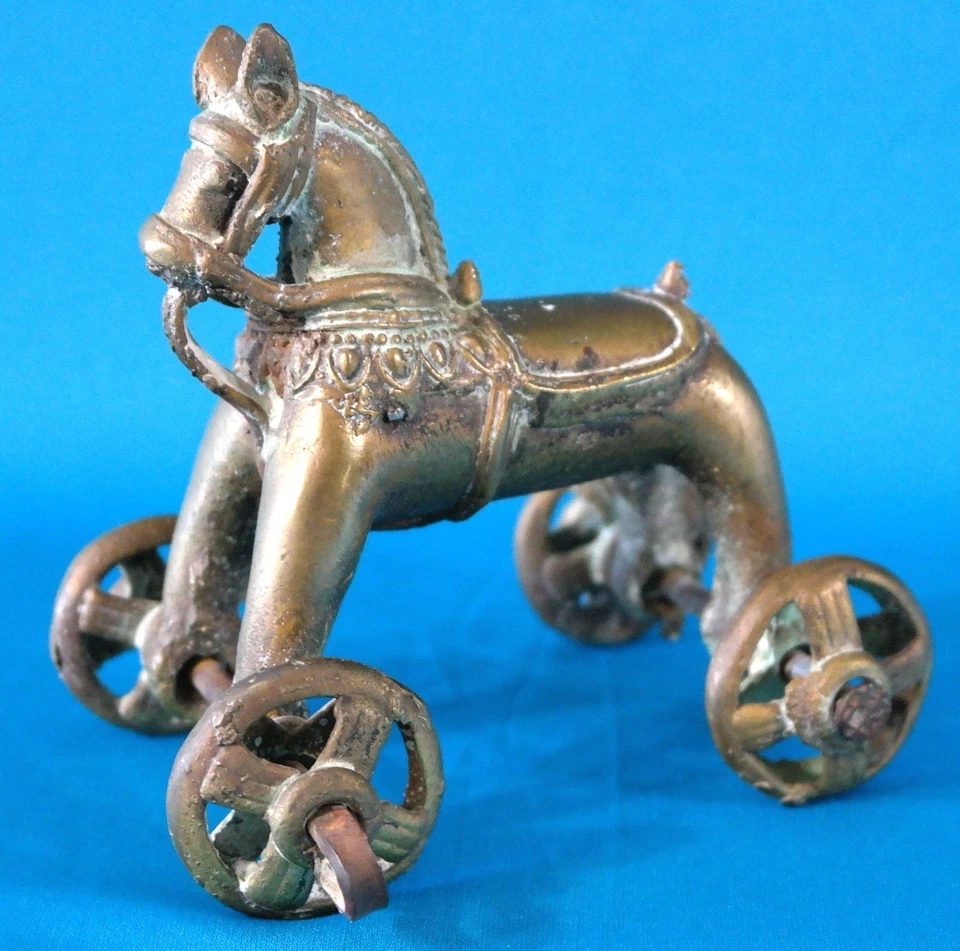 Antiguo caballo de juguete con ruedas templo de latón de la India Foto 2 de 4