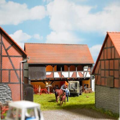 Busch 1511 Landwirtschaftliche Scheune mit offenem Schlepperschuppen