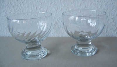 2 Eis- / Dessert-Schalen; Glas, h: 10 cm; Durchm. oben außen: 10,4 cm; je 245 g