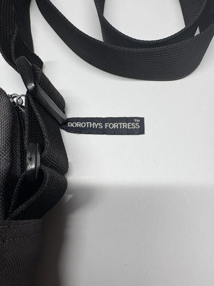 Bolso Bandolera FUCT Súper Raro Dorothys Fortress De Colección Finales de los 90’s Foto 2 de 4