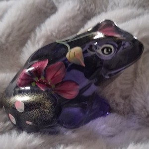 Fenton Glass Hand Painted Frog Signed S. Waters has a glow under blacklight