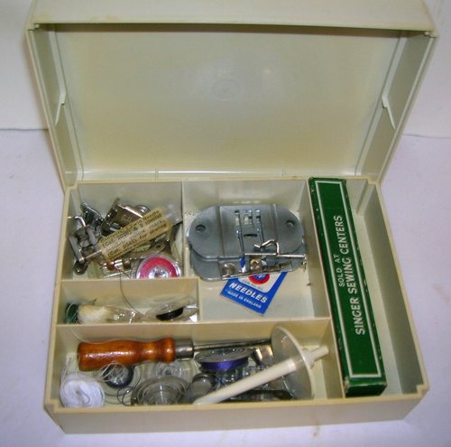 Valigetta ricambi macchina da cucire Singer 756 touch & sew con molti pezzi vintage DOLCE