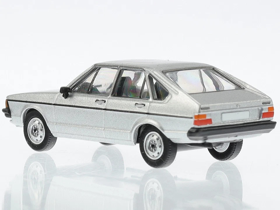 VW Passat B1 5 puertas 1977 coche modelo plateado 251 Premium ClassiXXs 1:87 Foto 3 de 4