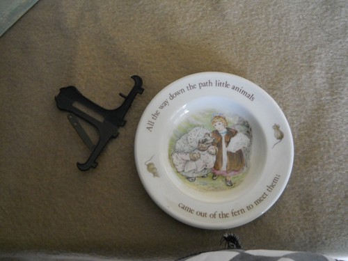 VINTAGE WEDGEWOOD MRS TIGGYWINKLE MINI PLATE WITH PLATE STAND 4IN/10.5CM APPROX - Picture 7 of 7