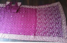 Hermoso sari elegante púrpura de trabajo pesado con trabajo de piedra