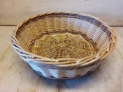 Mittelgroßer geflochtener Beistellkorb aus Weidengeflecht 30 cm Durchmesser hausgemacht