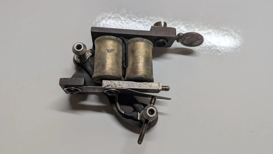 Máquina de tatuaje vintage Foto 2 de 4