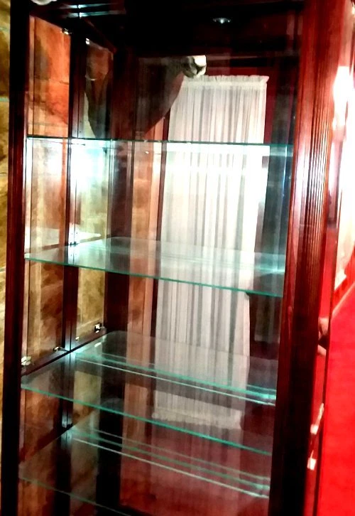 Vitrina tradicional de curiosidades de madera iluminada de cerezo Howard Miller 680-155 Foto 3 de 4