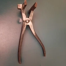 C.S. Osborne & Co. Vintage Canvas Stretching Pliers. 8.5. USA. Good Condition