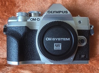Olympus OM-D E-M10 Mark IV 20,3MP Silber Garantie, sehr gut, 4.640 Auslösungen