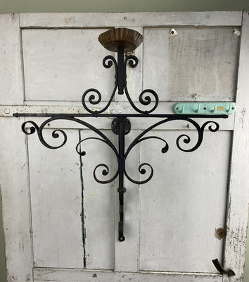 Großer handgeschmiedeter Wandleuchter aus Schmiedeeisen.          #6892