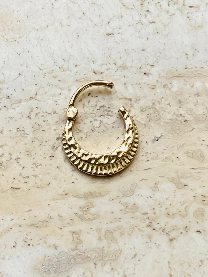Hélice martillada y tabique oreja clicker caracola Daith aro con oro macizo de 14 k Foto 4 de 4