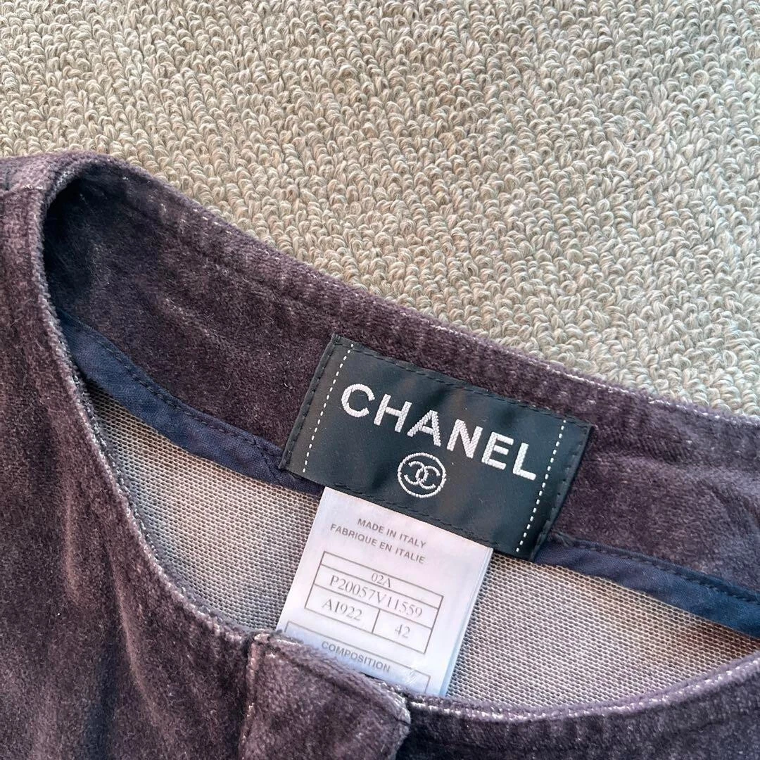 Giacca Chanel in velluto senza colletto colore viola scuro taglia 42 cotone Made in Italy