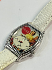 ancienne montre-bracelet de collection Coca-Cola à l'image d'une femme et d'un soldat