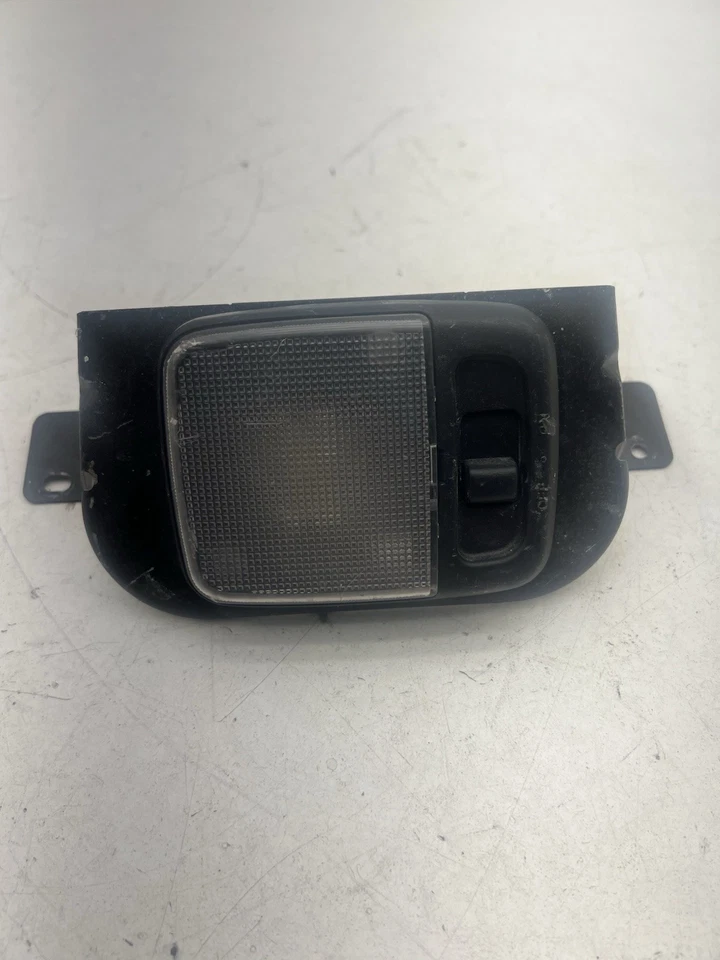 Задний купольный фонарь для Nissan NV 2500 2012-2020 годов выпуска от оригинального производителя. - Изображение 2 из 4