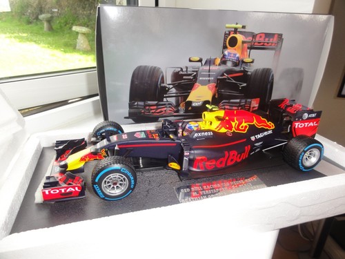 Max Verstappen Red Bull RB12 Tag Heuer 2016 F1 MINICHAMPS 1:18 3rd Brazil Wets - Picture 6 of 15