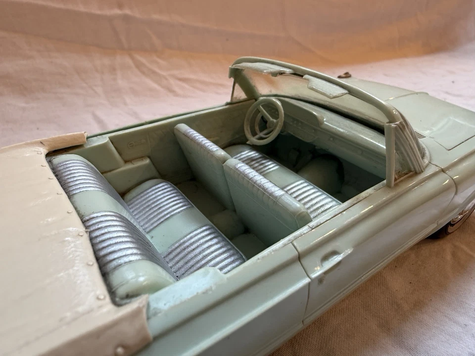 1961 FORD GALAXY SUNLINER CONVERTIBLE. HT 1/25 scale PROMO BY AMT-MET.GREEN - Image 4 of 4