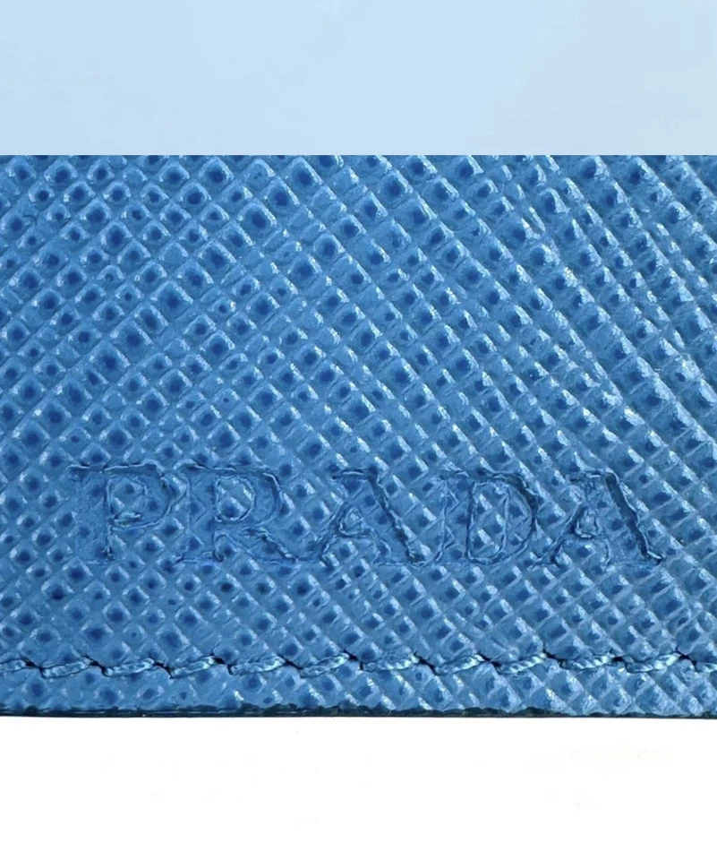 Auténtico tarjetero Prada azul y blanco Foto 4 de 4