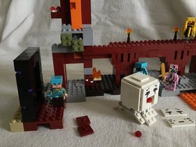 LEGO Minecraft: The Nether Fortress (21122) Complete Set w mini figs no box/inst