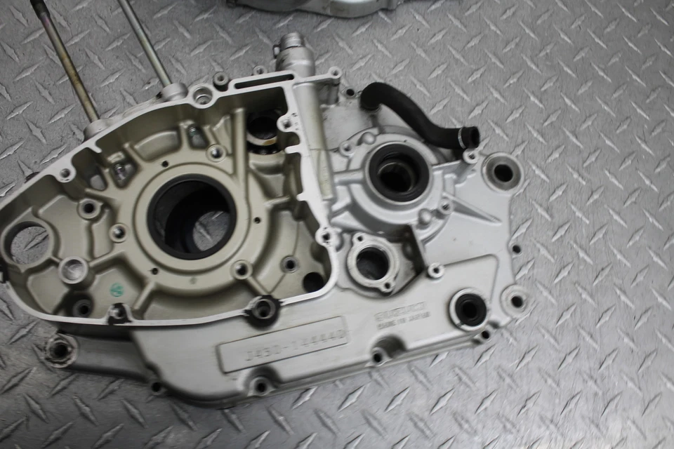 2007 铃木 GZ250 发动机电机曲柄箱块 — 第 4/4 张图片