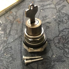 Allen Bradley 800T-H4803 Keyed Selector Switch 800TH4803 With Key