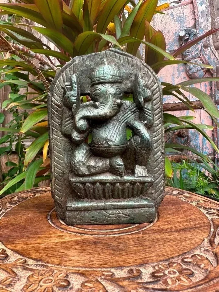 Antigua escultura de Ganesha de piedra negra del sur de la India de 1800 Foto 2 de 4