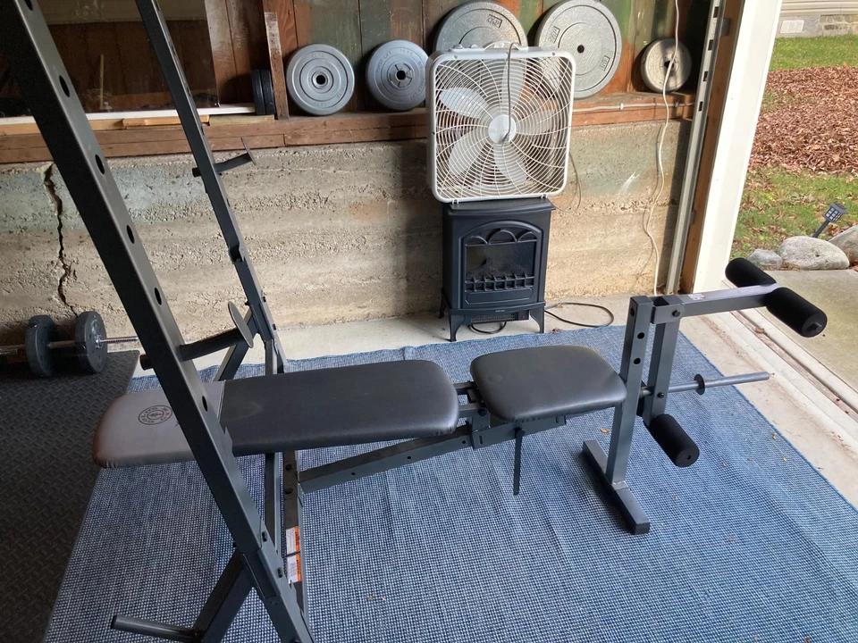 Banco de pesas Golds Gym XR 10.1 con soporte para sentadillas y combo de extensión de pierna Foto 2 de 4