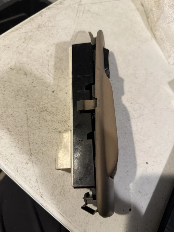 Toyota Camry LE 1997-2001 interruptor de bloqueo de ventana maestra del conductor izquierdo con bisel bronceado Foto 3 de 4