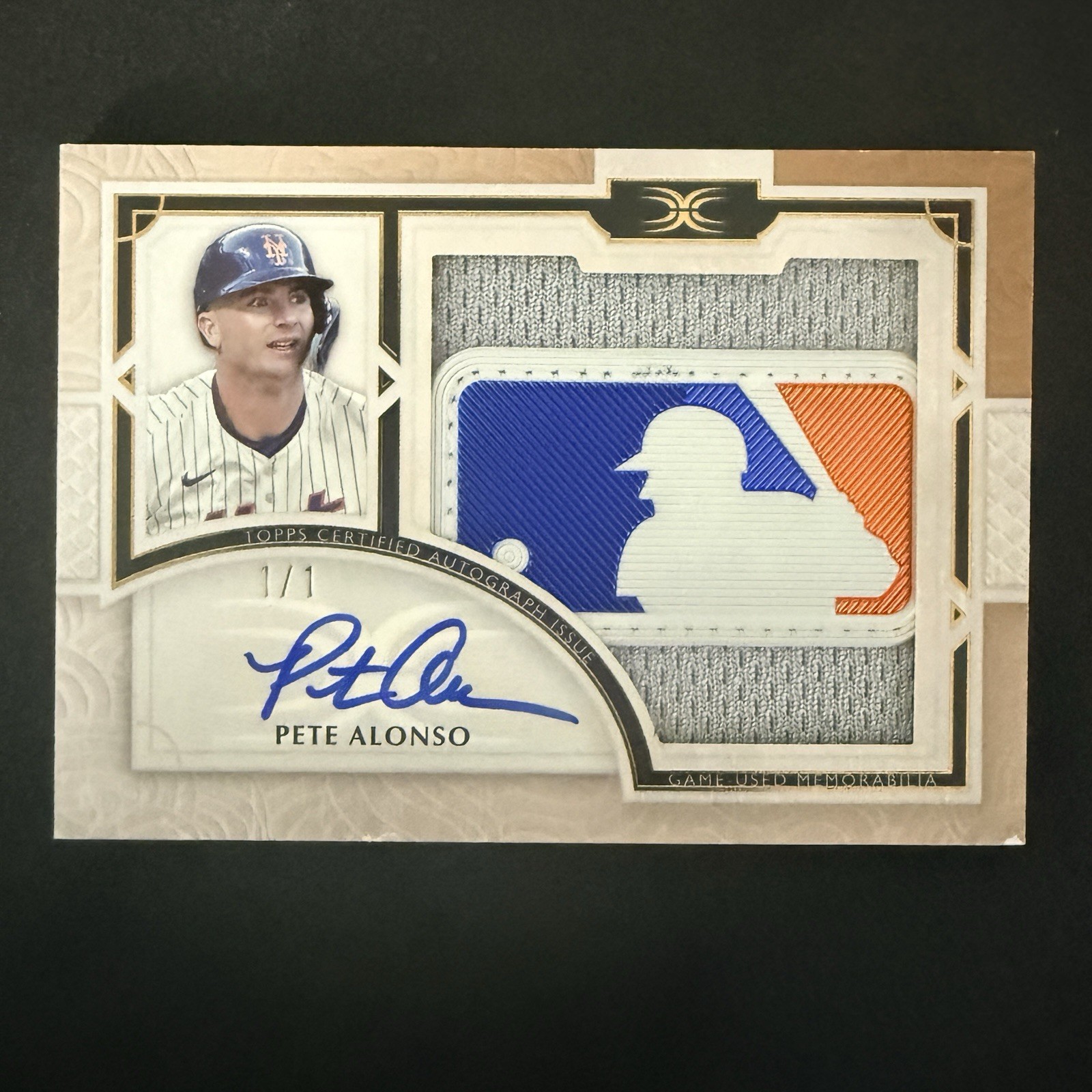 1/1 2025 Topps Definitive GOLD Pete Alonso MLB Logoman Patch Auto 1/1 NY Mets view 3