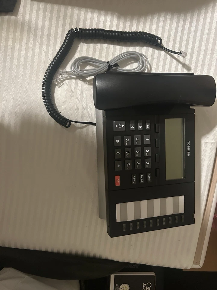 Lote de cinco (5) teléfonos de oficina Toshiba nuevos Foto 2 de 3