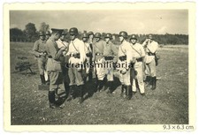 Orig. Foto Polizei Soldaten mit Stahlhelm Beute MG Waffen bei Übung im Gelände