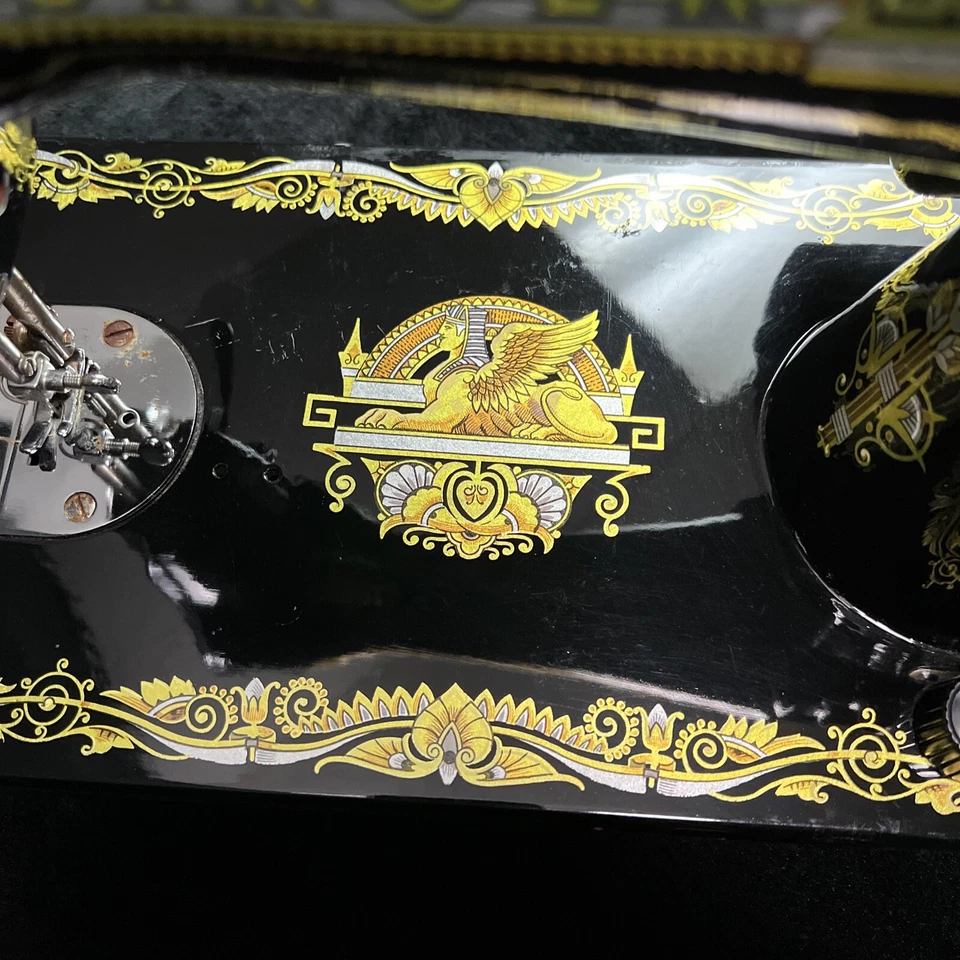 Máquina de coser Singer 15 esfinge de colección ��Hermosa pintura dorada inspirada en Egipto NL-K Foto 3 de 4