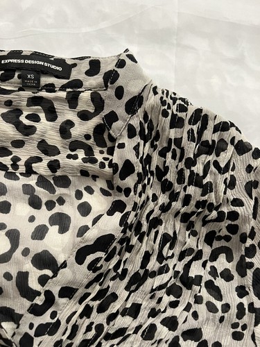 Express Size XS Boho Top Short Sleeve Button Length 22” Silk Animal Print #ST35 - Picture 3 of 6