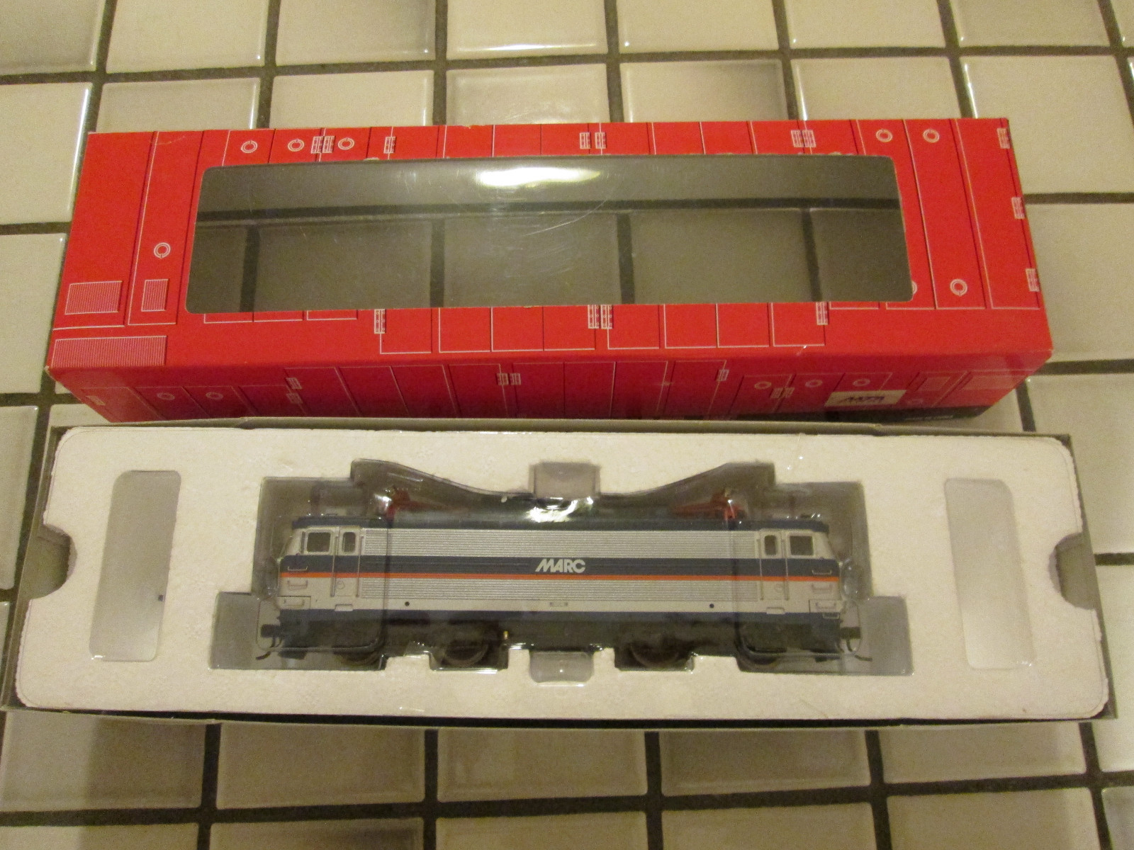 Atlas MARC AEM-7 powered engine HO SCALE Atlas MARC AEM-7 powered engine HO SCALE