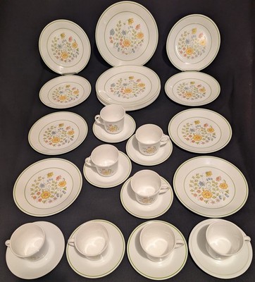 Vtg. 70's (32) Pcs. Correlle By Corning SPRING MEADOWS  USA Service for 8 NICE