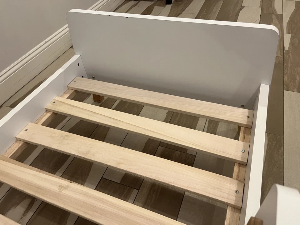 Marco de cama y colchón Dadada para bebé pequeño en excelente estado. Blanco/Natural Foto 4 de 4