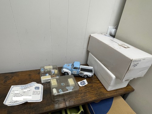 Danbury Mint UNC North Carolina Tar Heels Chevy 3100 Half-Ton Team Truck Modell - Bild 1 von 12