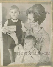 1969 Press Photo Mrs. Bill Burdick and kids shown with Burdick Trust Fund check
