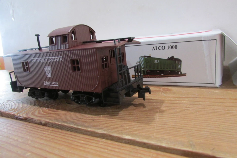 HO Scale Model Power 9141 32' Wood Caboose Pennsylvania #982086 - Image 2 of 4