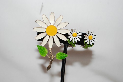 Vintage Lot of 2 Enamel Daisy White Brooches & Earrings - Picture 2 of 10