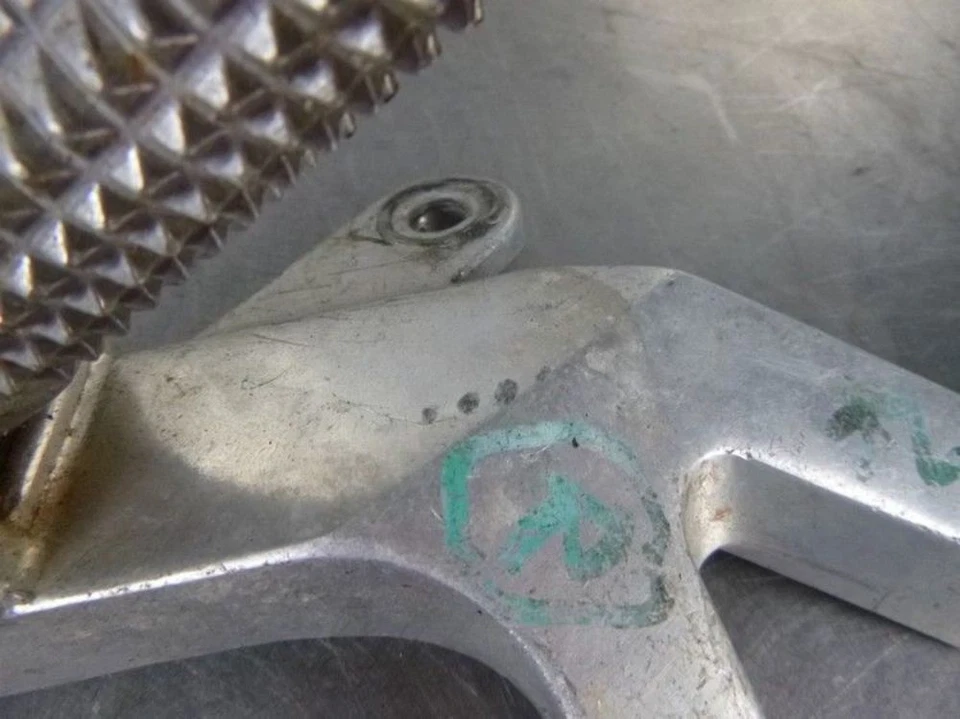 Clavija de pie de pasajero trasera derecha Yamaha FZR 1000 K Foto 4 de 4