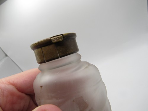 ANTIQUE TALC BOTTLE THREE FLOWERS TALCUM RICHARD HUDNUT original Brass cover - Picture 14 of 14