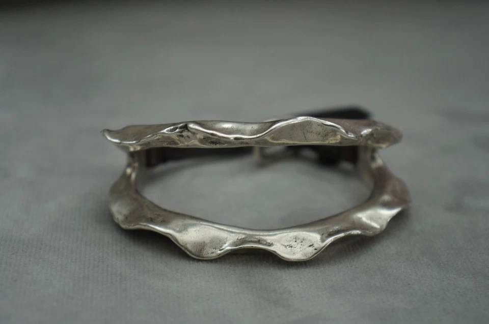 NUEVO CON ETIQUETAS Uno De 50 RETIRADO Plata Cuero Cierre Cinturón PINCHO Pulsera Distintiva Foto 2 de 4