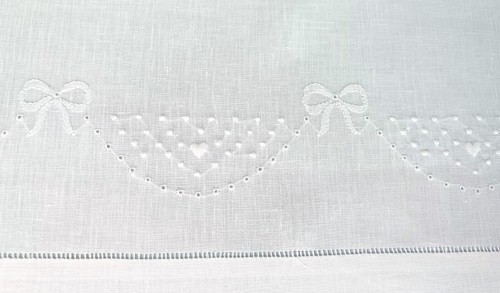 Lenzuolo Culla Ricamato a mano Lino rosa azzurro o bianco titolo 60 cm. 90x120 - Foto 5 di 9