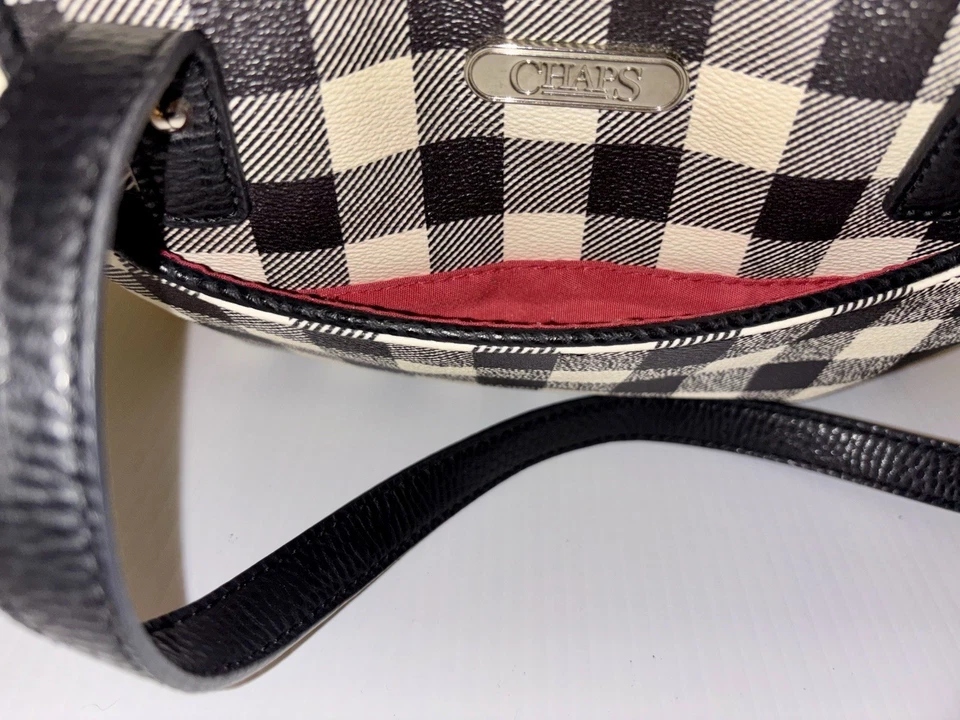 Cartera de Mano CHAPS Mediana Blanca y Negra a Cuadros con Forro Rojo Usada en Excelente Condición Foto 3 de 4