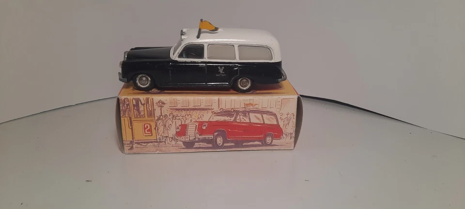 TEKNO DINAMARCA MERCEDES 220 ambulancia 731/32 blanco negro coche vintage 1/43 Foto 2 de 4